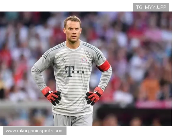 诺伊尔与拉基蒂奇阿萨莫阿塔帕洛维奇重聚老友相见温情满满